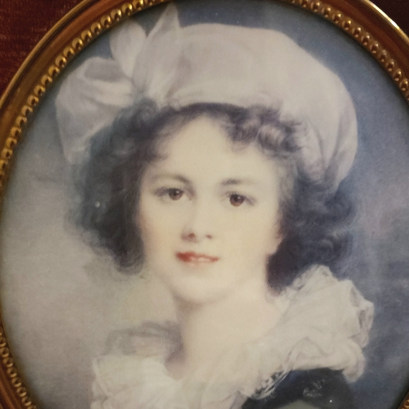 Vintage-Inspired Gold Picture Frame with Portrait - Picture 2 of 7